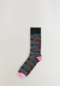 Sort sok med vandret flerfarvede striber i pink, blå, orange og lilla. Har en ensfarvet sort kant og pink tåfarver.