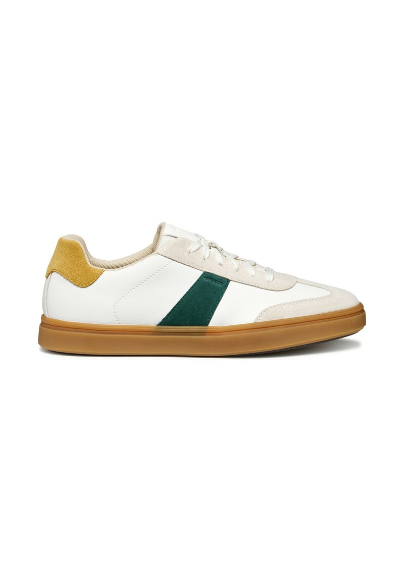 Sneaker bianco con accenti verdi e beige, tallone in suede, suola in gomma e lacci. Presenta un dettaglio di design triangolare sul lato.