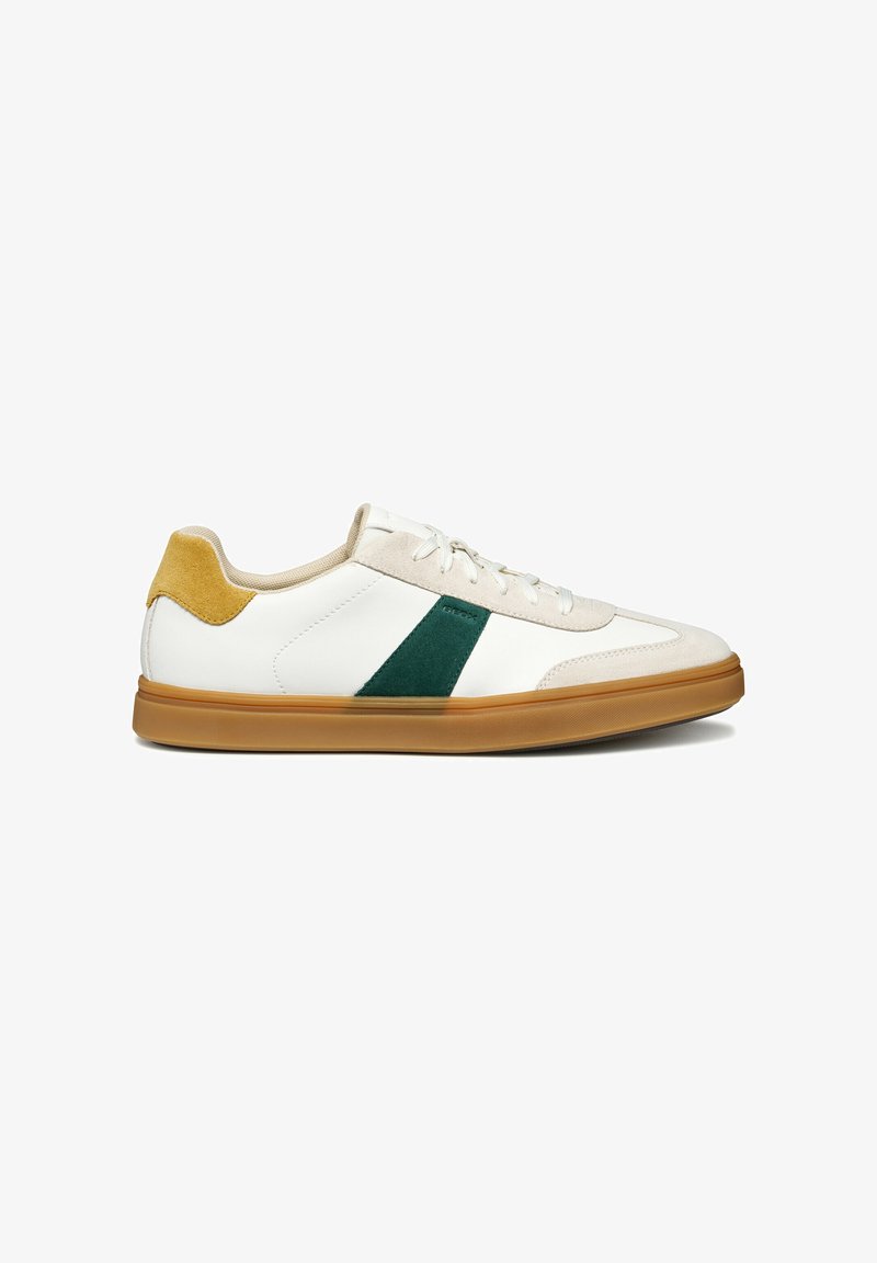 Sneaker bianco con accenti verdi e beige, tallone in suede, suola in gomma e lacci. Presenta un dettaglio di design triangolare sul lato.