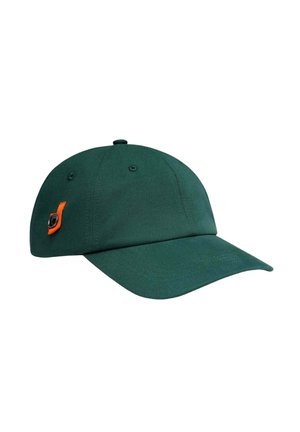 Casquette de baseball vert foncé avec une visière incurvée et un petit logo orange et noir sur le côté, sur fond blanc.