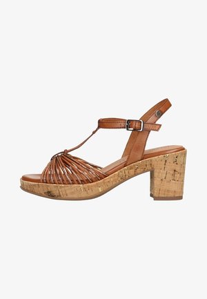 Hnědé kožené sandály na klínu s korkovou platformou. Disponují tkaným designem svršku a nastavitelným páskem kolem kotníku. Uzavřená špička s blokovým podpatkem.
