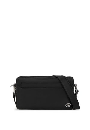 Černá syntetická crossbody taška s hladkým povrchem, se zipovým uzávěrem, obdélníkovým tvarem, přední kapsou na karty a nastavitelným popruhem. Kovové doplňky v barvě stříbra.