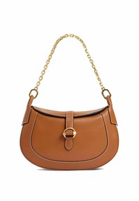 Borsa a tracolla in pelle color tan con forma curva, cinturino in catena dorata e chiusura frontale. Caratterizzata da cuciture bianche e chiusura a patta.