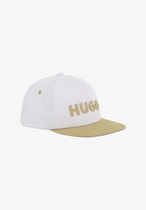 Cappellino da baseball bianco con visiera dorata e logo "HUGO" ricamato in oro sulla parte anteriore. Design strutturato, materiale in tessuto e costruzione a sei pannelli.
