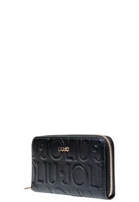 Cartera de cuero negro con diseño de logo embosado, herrajes en tono dorado, cierre de cremallera y forma rectangular. Detalle de superficie texturizada.