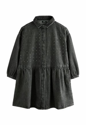 Abito camicia in denim nero con colletto, chiusura a bottoni e vita arricciata. Presenta borchie argentate sul davanti e lunghe maniche a sbuffo.