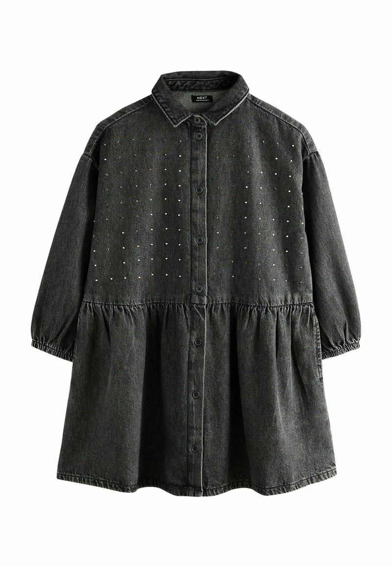 Abito camicia in denim nero con colletto, chiusura a bottoni e vita arricciata. Presenta borchie argentate sul davanti e lunghe maniche a sbuffo.