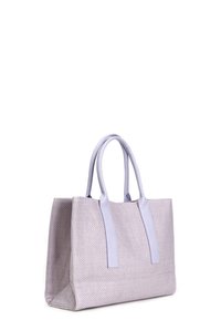 Borsa tote intrecciata viola con manici in pelle liscia; forma rettangolare, corpo testurizzato e ampio interno per versatilità.