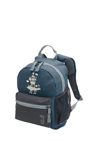 Sac à dos en tissu bleu avec un imprimé animal clair, comportant une poche zippée à l'avant, une poche latérale en mesh et des bretelles rembourrées.