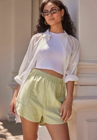 Next EASY PULL ON  REGULAR FIT - Šortky - khaki green