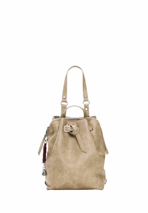 Borsa a mano in pelle beige con cerniera superiore, tracolla regolabile con fibbia, due manici e un piccolo ciondolo appeso su sfondo bianco.