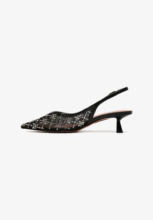 Scarpa slingback nera con punta appuntita, sovrapposizione in pizzo, dettagli in perline intricati e un tacco basso e curvo.