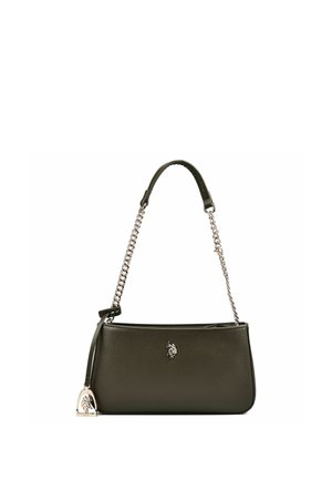 Bolso de mano de cuero negro texturizado con correa de cadena plateada, un pequeño logo plateado en el centro y un borla de cuero con un charm plateado adjunto.