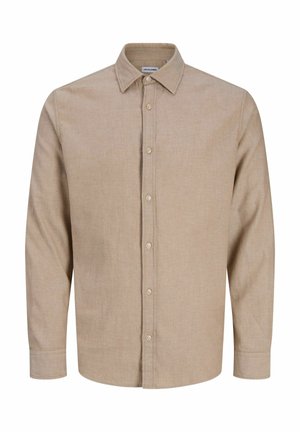 Beige langærmet herreskjorte med krave, ensfarvet foran og synlige knapper, vist på en hvid baggrund.