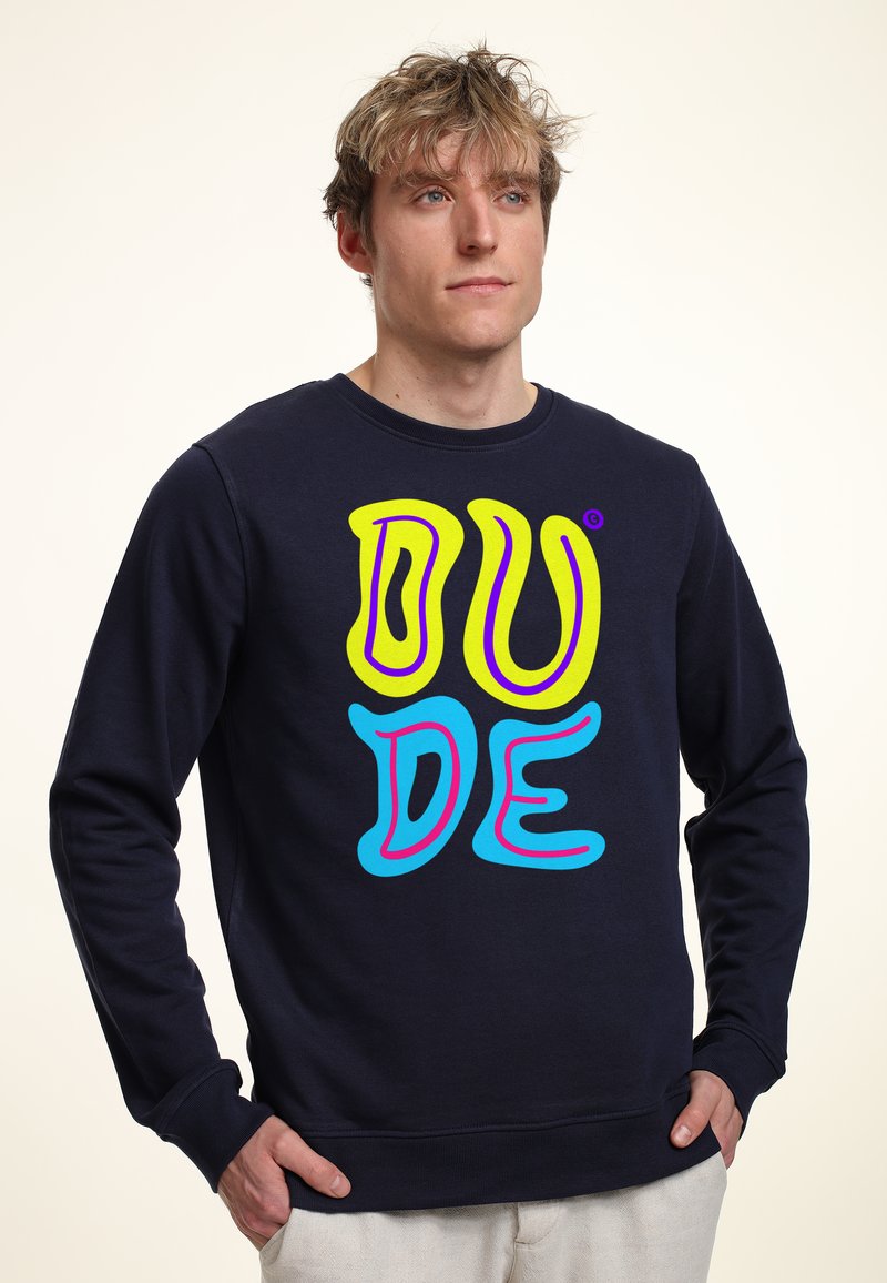 Sudadera de cuello redondo en color marino hecha de algodón, con una vibrante inscripción gráfica "DUDE" en colores amarillo, rosa y azul en la parte delantera.