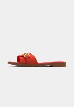 Röda halkfria sandaler med en platt sula, med en bred och öppen tådesign samt ett band prytt med en guldspänne.