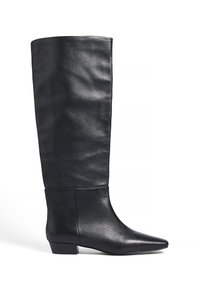 Botas de cuero negro hasta la rodilla con puntera afilada y tacón bloque bajo. Textura suave con arrugas sutiles y apertura superior redondeada.