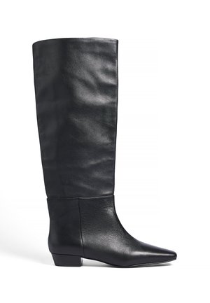 Bottes noires en cuir à hauteur de genoux avec un bout pointu et un petit talon carré. Texture lisse avec des plis subtils et une ouverture supérieure arrondie.