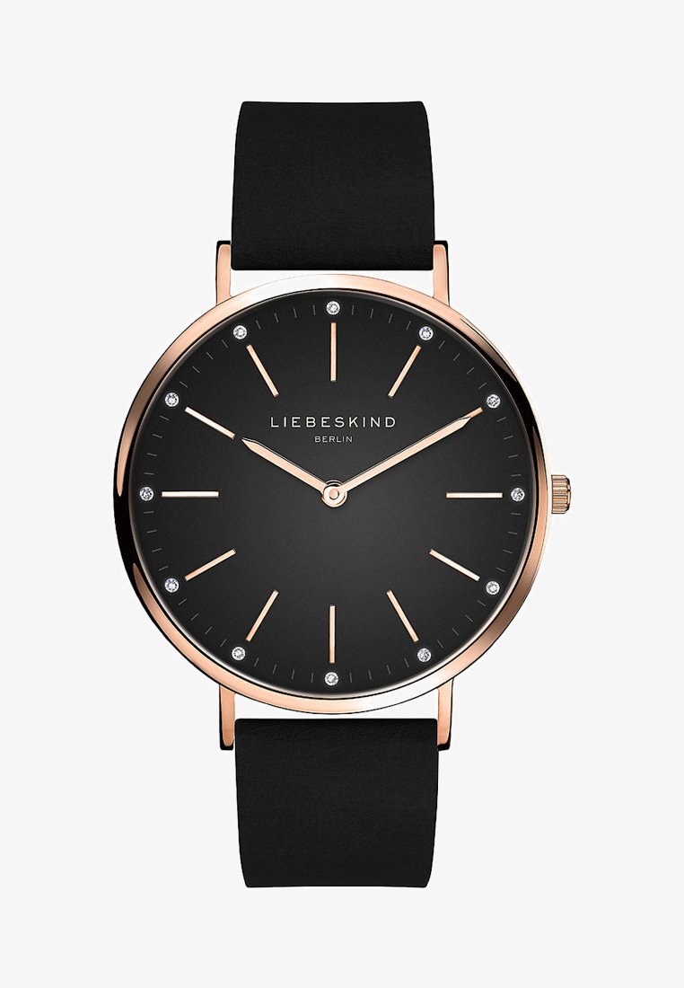 Zwarte horloge met een ronde wijzerplaat, rosegouden accenten, minimalistisch ontwerp en sprankelende uurmarkers. Voorzien van een zwarte getextureerde band.