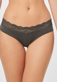 Grijze katoenen hipsteronderbroek met een kanten tailleband. De stof is zacht met een gladde textuur en de tailleband heeft een decoratieve golfrand.