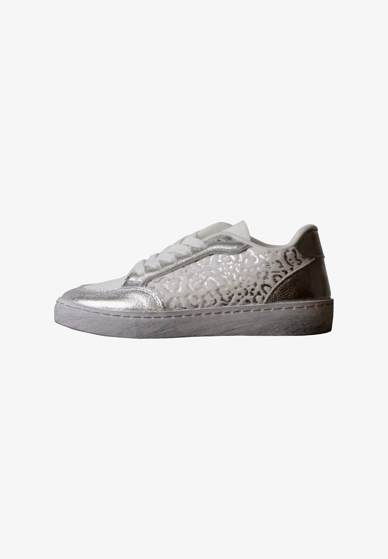 Baskets basses blanches avec des accents métalliques argentés et un motif léopard subtil sur les côtés, avec une semelle en caoutchouc blanche.