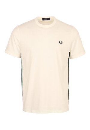 Schlichtes weißes T-Shirt mit kurzen Ärmeln, kleinem schwarzem Lorbeerkranz-Logo auf der linken Brust und dunkelgrünen Streifen an den Seiten.