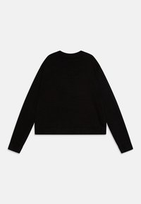 Schwarzer, kurz geschnittener Pullover mit langen Ärmeln, gerippten Bündchen und Saum. Gestrickte Textur ohne Muster oder Verzierungen. Einfaches, einfarbiges Design.