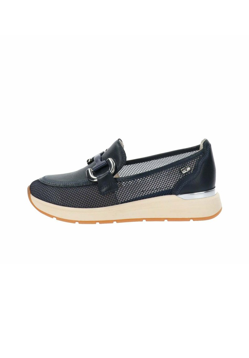 Scarpa slip-on blu marino con tomaia in mesh testurizzato e dettagli in pelle. Presenta una fibbia decorativa e una suola in gomma chiara.