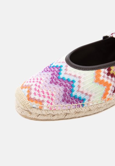 Εσπαντρίγια slip-on με πολύχρωμο πλεκτό πάνω μέρος σε σχέδιο ζιγκ-ζαγκ και σόλα από πλεξούδα τζούτ, με μαύρο περιθώριο γύρω από το άνοιγμα.