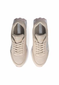 Beige Sneaker mit Obermaterial aus Canvas, runder Zehenpartie und Schnürdesign. Verfügt über eine rosa Laufsohle und einen silbernen Logoakzent.