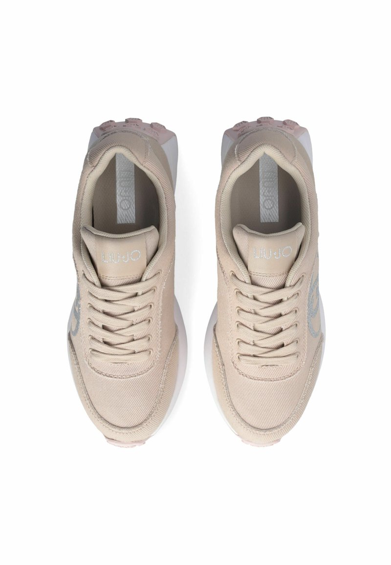 Sneaker beige con tomaia in tela, punta rotonda e design con lacci. Presentano una suola rosa e un accento con logo argentato.