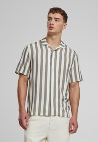 Urban Classics RESORT - Ing - paleolive offwhite