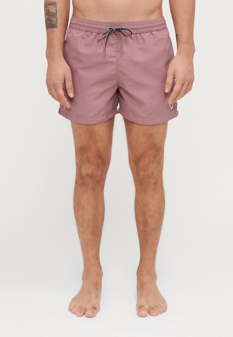 Shorts de bain pour hommes en mauve clair, fabriqués en matériau à séchage rapide, dotés d'une taille élastique avec cordon de serrage et d'un petit logo sur le côté.