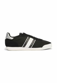 Schwarze Sneaker mit Mesh-Design, Wildlederelementen, silberner Ferse und kräftigen weißen Streifen. Verfügt über strukturierte Schnürsenkel und eine weiße Gummisohle.