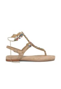 Sandalias planas beige con acentos decorativos de gemas multicolores y detalles de cadena dorada; diseño de tira simple con hebilla ajustable.