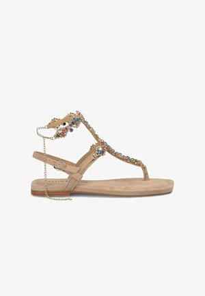 Beige platte sandalen met decoratieve, gekleurde edelsteentjes en gouden kettingdetails; eenvoudig bandontwerp met een verstelbare gesp.