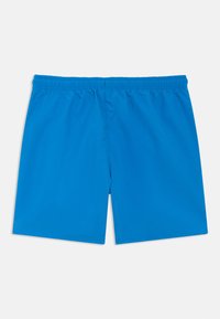 Kék fürdőnadrág könnyű anyagból, gumis derékpánttal. Egyszerű kialakítás, minták vagy további részletek nélkül.