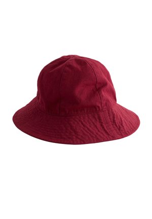 Rode katoenen bucket hat met brede, naar beneden hellende rand en gestikt paneelontwerp, weergegeven op een witte achtergrond.