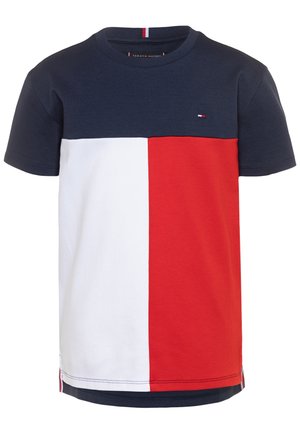 Kulatý výstřih; krátké rukávy; bavlněné tričko s námořnickými, bílými a červenými barevnými bloky; na levé části hrudi malá logo a pruhované akcenty na lemu.