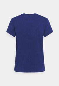 Effen navyblauw T-shirt met korte mouwen, van achteren weergegeven op een witte achtergrond.