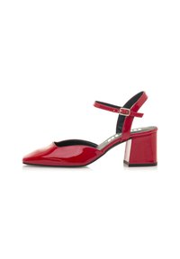 Scarpa con tacchi alti in pelle verniciata rossa, punta affusolata, cinturino alla caviglia regolabile e tacco a blocco squadrato. Fodera interna nera.