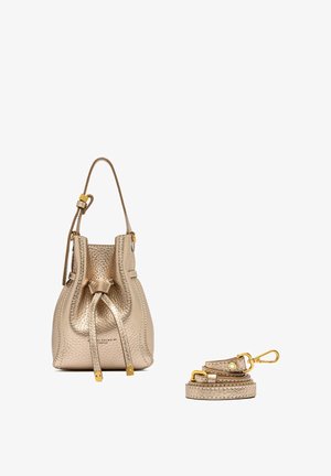 Borsa a secchiello in pelle dorata metallizzata con coulisse in alto e tracolla regolabile, dotata di dettagli in oro e superficie texturizzata. Tracolla inclusa.