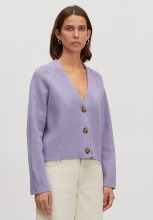 Lila gebreide cardigan met een V-hals en drie houten knopen aan de voorkant. Heeft lange mouwen en een cropped ontwerp.