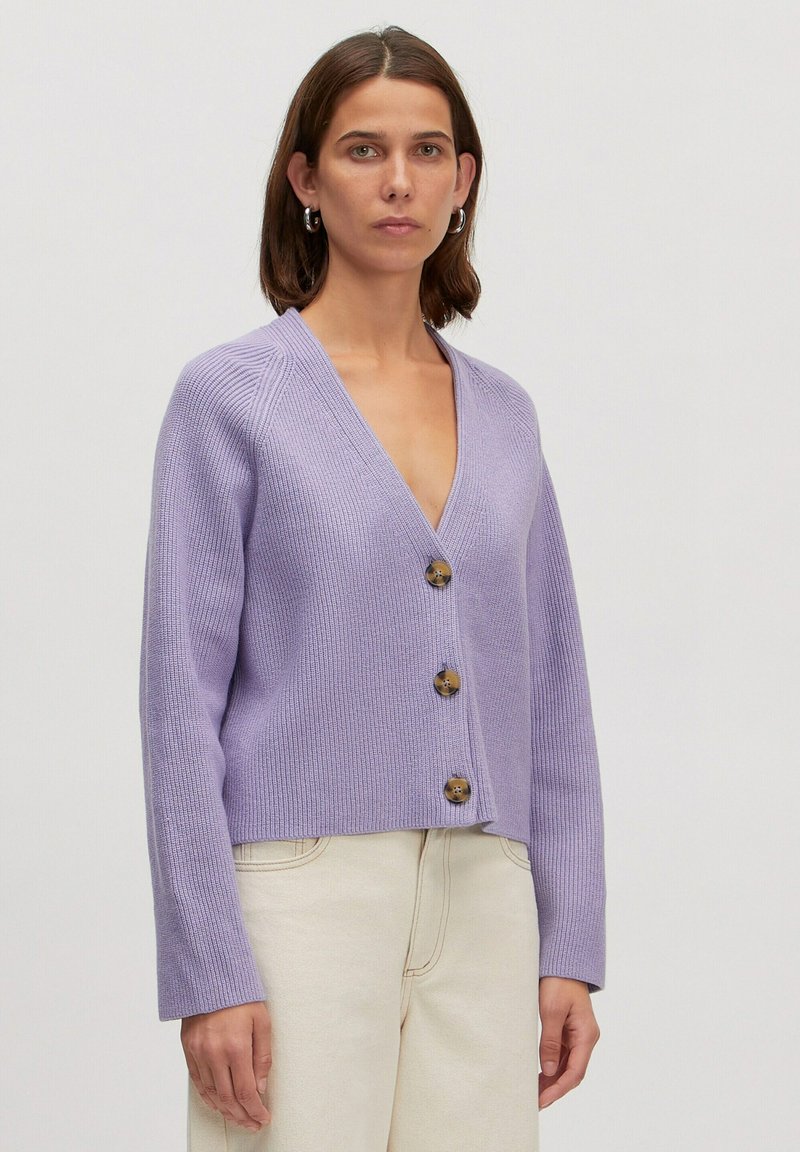 Lila gebreide cardigan met een V-hals en drie houten knopen aan de voorkant. Heeft lange mouwen en een cropped ontwerp.