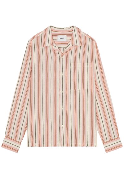 Stribet langærmet skjorte i let stof. Har lodrette orange, beige og brune striber, en krave, brystlomme og knaplukning.