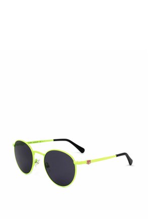 Occhiali da sole rotondi con montatura giallo neon, lenti scure, terminali delle aste neri e piccolo logo rosso sul lato.