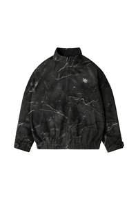 Giacca nera con zip, venature bianche simili al marmo, vita elastica, tasche laterali, polsini regolabili e piccolo logo bianco sul petto sinistro.