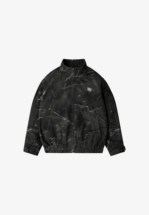 Giacca nera con zip, venature bianche simili al marmo, vita elastica, tasche laterali, polsini regolabili e piccolo logo bianco sul petto sinistro.