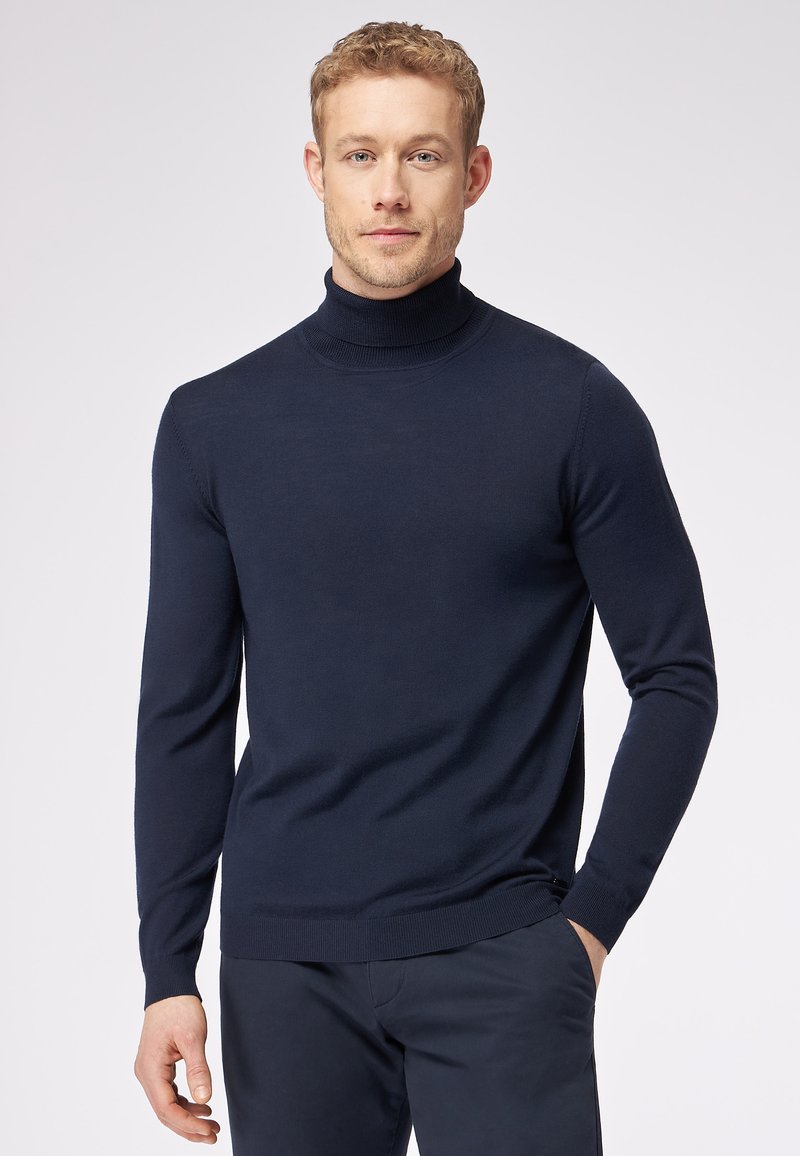 Navyblauer Rollkragenpullover aus feinem Strickmaterial, mit langen Ärmeln und gerippten Bündchen, in taillierter Passform und mit dezenter Textur.