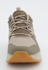Leichte Sportschuhe mit Obermaterial aus Mesh und Wildleder in Olivgrün und Beige, ausgestattet mit flachen Schnürsenkeln und einer Gummisohle mit leichter Krümmung.